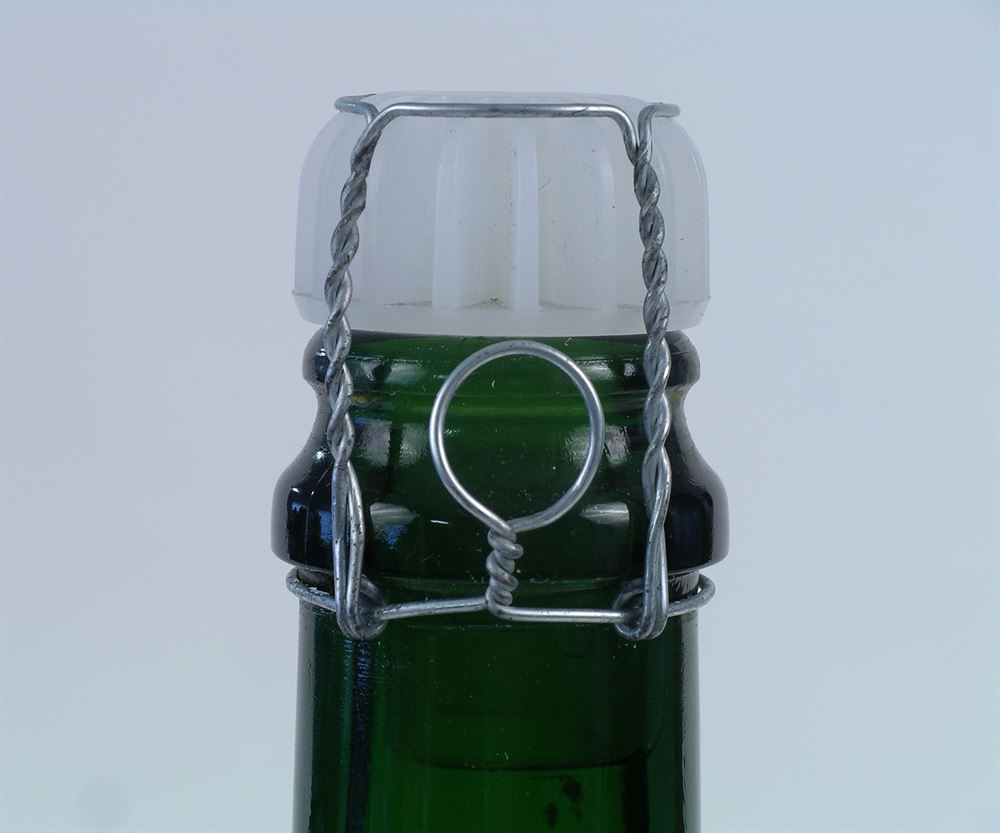 Shown on bottle with muzzle (supplied separately) applied